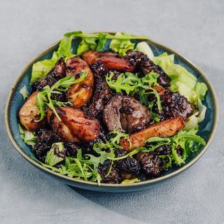 Sałatka z wątróbką w porzeczkach