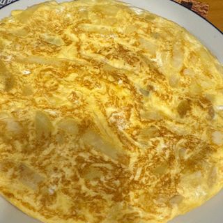 Tortilla De Patatas Con Pan Y Tomate