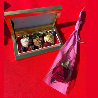 Fleurs + petite boîte fraise enrobé 