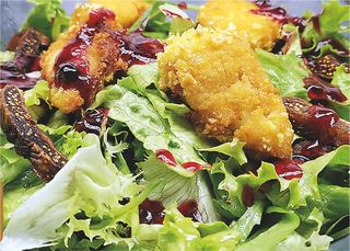 Зелена салата с хрупкаво сирене (350г)