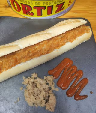 Baguette bonito con tomate