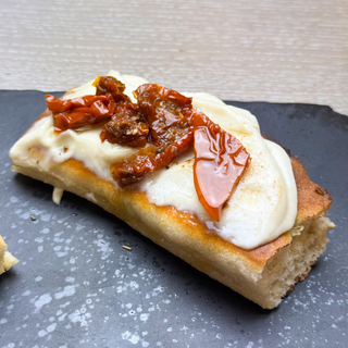 Focaccia Con Alioli y Tomate