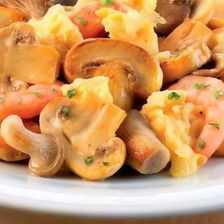 Revueltos gambas y champiñones y lubina en salsa vizcaína