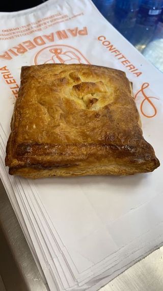 Empanada De Hojaldre De Jamón Y Queso