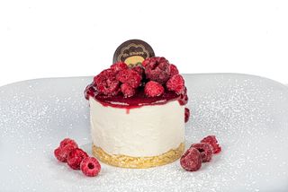 Cheesecake sbriciolata di biscotti farcita con frutti di bosco