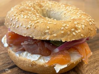 Bagel Queso Crema Y Salmón Ahumado