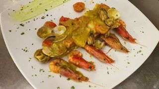 Paccheri con gamberetti, vongole, pom. ciliegino e crema di asparagi 