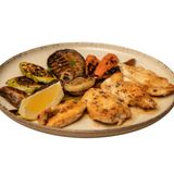 Крехки пилешки каренца с гриловани зеленчуци 