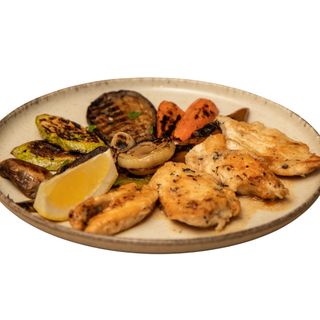 Крехки пилешки каренца с гриловани зеленчуци 