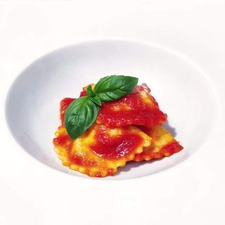 Ravioli ricotta e spinaci al pomodoro, basilico e parmigiano
