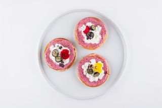 Панкейки с нежным сливочным кремом и вишневой глазурью