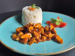 Badem thai piletina