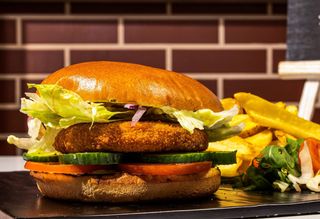 Oferta Meniu Burger Chicken Crispy + Cartofi Prajiti + Pepsi 0.330ml + sos de usturoi