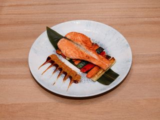 Teppan di carne con salsa tonkatsu, verdure grigliate e riso bianco