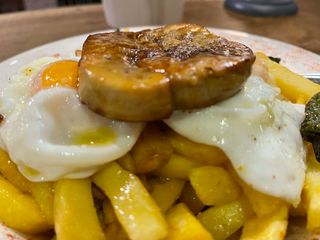 Huevos rotos con patatas, medallón de foie fresco  y setas