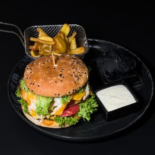 Chicken бургер з картопляними діпами та соусом (300/100/40)