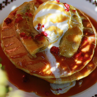 Панкейки з солоною карамеллю, томленим бананом та морозивом (250г)