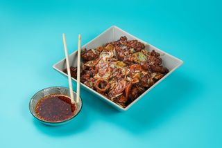 Pohovane lignje u ljutom sečuan sosu sa povrćem