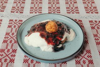 Papanasi cu dulceata de afine