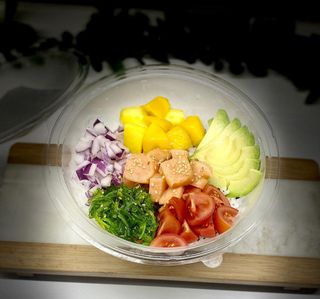 Poke salmón