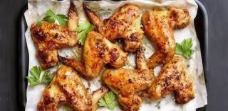 Alitas adobadas Fritas con salsas a elegir 