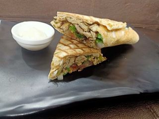 Sandwich Shawarma Poulet + frites 