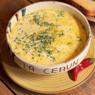 Ciorbă de ciuperci,dreasă cu smântână, pâine și ardei iute