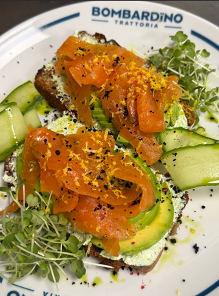Tost avocado & łosoś