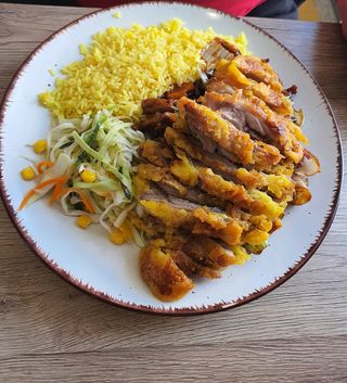 Chrupiący indyk z warzywami na ostro