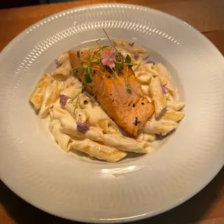 Salmão grelhado com penne aos quatro queijos