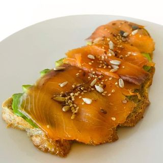 Tostada de Aguacate, Salmón y Semillas
