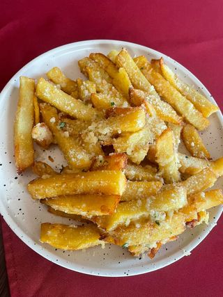 Cartofi prajiti cu usturoi si parmezan