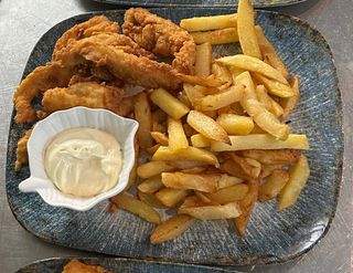 Paneuri de pui cu cartofi pai