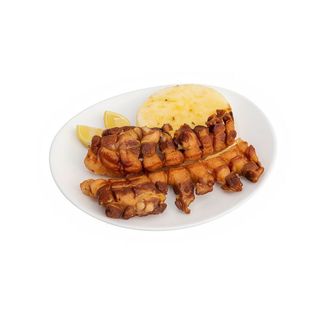 Chicharrón con arepas fritas