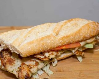 BOCATA DE PECHUGA DE POLLO (Especialidad)