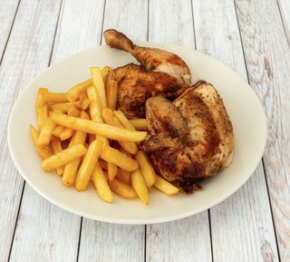 Pollo a l'ast entero con patatas y lata