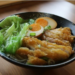 Ramen con pechuga de pollo reboza