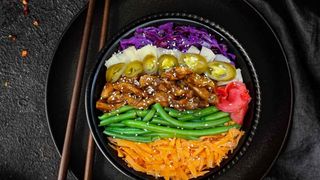 რეინბოუ პოკე ცხარე ქათმით