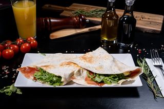 Piadina cu prosciuto crudo, rucola si mozzarella