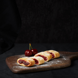 Ștrudel LUCA cu umplutură de vișine