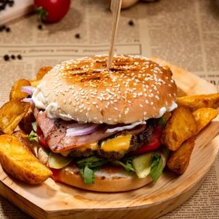 Burger vita cu bacon 