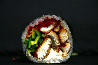 Futomaki pieczony węgorz, serek, tobiko, całość w panko. 6 szt.