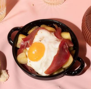 Huevos rotos con jamón (ración)