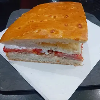 Pizza triangolare tonno e pomodori