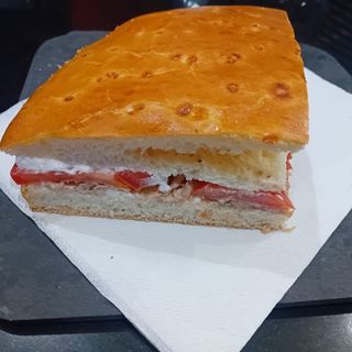 Pizza e triangolare tonno e pomodori