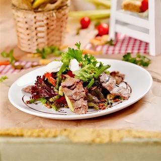 Салат из копчённой телятины