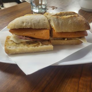 Bocadillo De Salchicha Picante