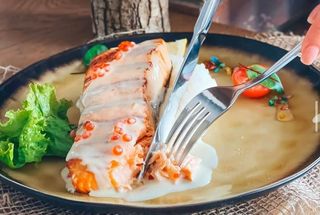 Филе сёмги с рисом под сливочно-икорным соусом