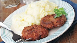 Chiftelute cu piure și salată 