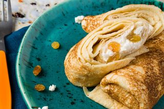 Clatite cu branza si stafide